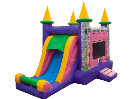 Château gonflable multicolore avec toboggan, thème médiéval, tours jaunes et violettes, idéal pour fêtes d'enfants, disponible à acheter en ligne.