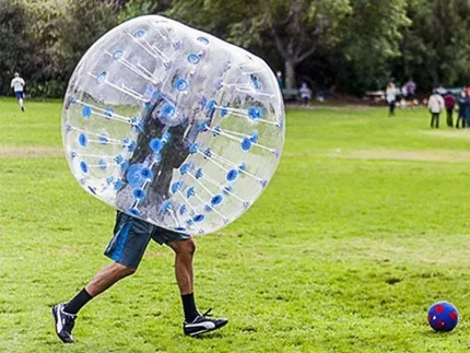 Bulle gonflable transparente pour jeux de bubble foot, idéale pour activités extérieures et événements, robuste et fun, disponible à acheter en ligne.