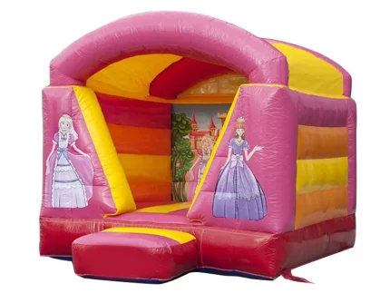 Château gonflable rose à thème princesse avec décorations de château, idéal pour fêtes d'enfants, amusant et sécurisé, disponible à acheter en ligne.