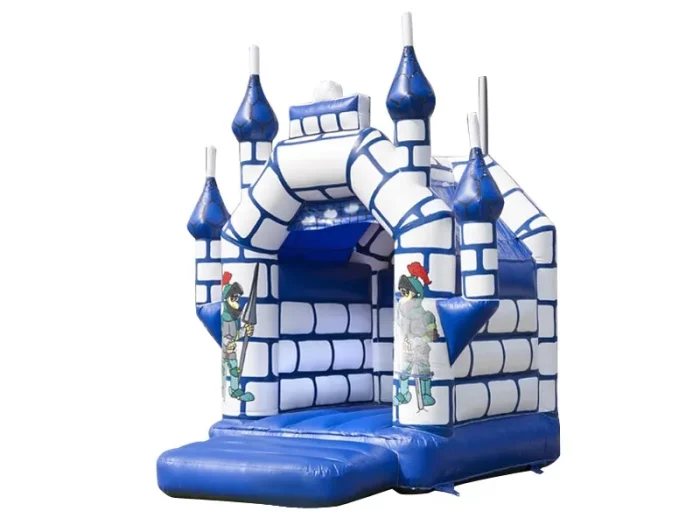 Château gonflable bleu et blanc à thème médiéval avec chevaliers, design original, parfait pour fêtes d'enfants, sécurisé et disponible à acheter en ligne.