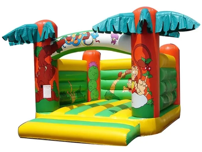 Château gonflable jungle avec décorations tropicales, vert et jaune, idéal pour fêtes d'enfants, ludique et sécurisé, disponible à acheter en ligne.