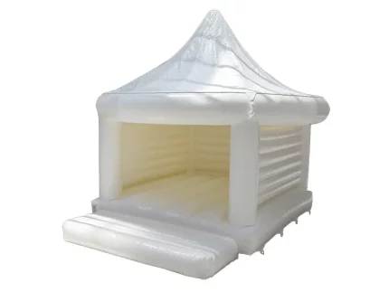 Château gonflable blanc avec toit pointu, design élégant, parfait pour mariages et événements, sécurisé et robuste, disponible à acheter en ligne.