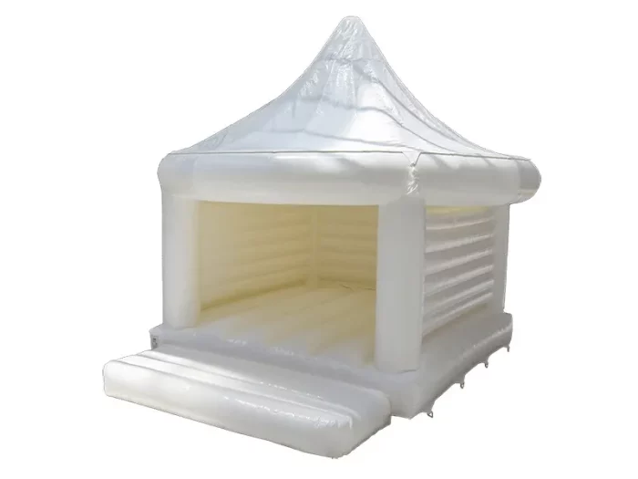 Château gonflable blanc avec toit pointu, design élégant, parfait pour mariages et événements, sécurisé et robuste, disponible à acheter en ligne.