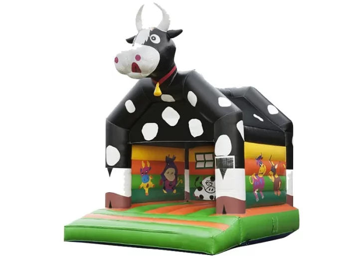 Château gonflable à thème ferme avec design vache noir et blanc, coloré et amusant, idéal pour fêtes d'enfants, disponible à acheter en ligne.