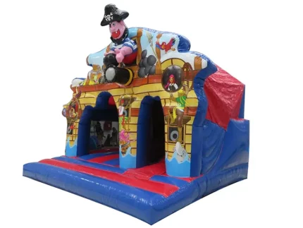 Château gonflable thème pirate avec toboggan, idéal pour fêtes d'enfants, amusant, sécurisé et disponible à acheter en ligne.