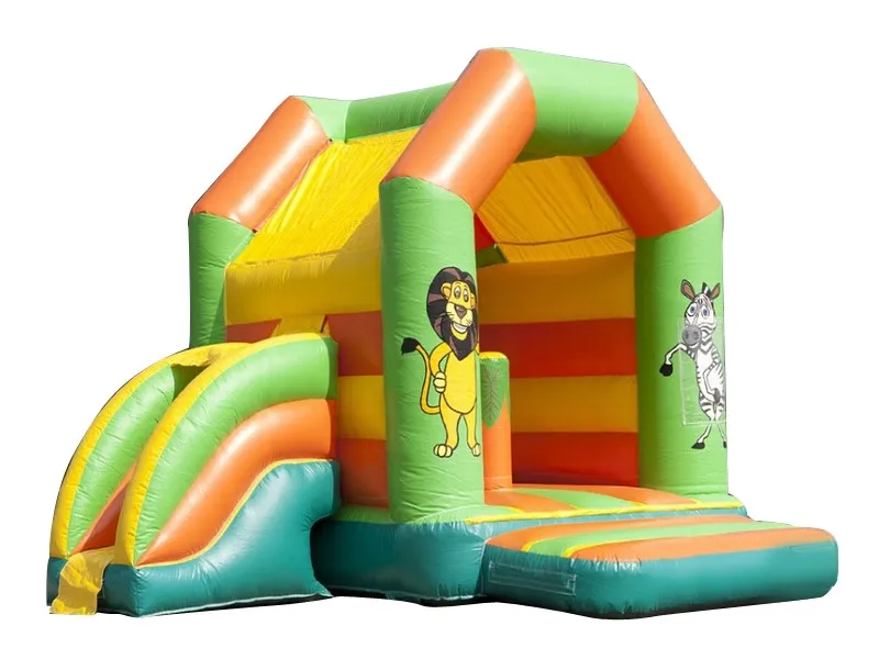 Château gonflable safari avec lion et zèbre, toboggan intégré, parfait pour fêtes d'enfants, sécurisé et disponible à acheter en ligne.