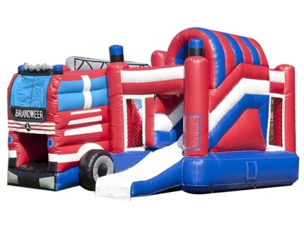 Château gonflable camion de pompiers rouge et bleu avec toboggan, parfait pour anniversaires, sûr et amusant, disponible à acheter en ligne.